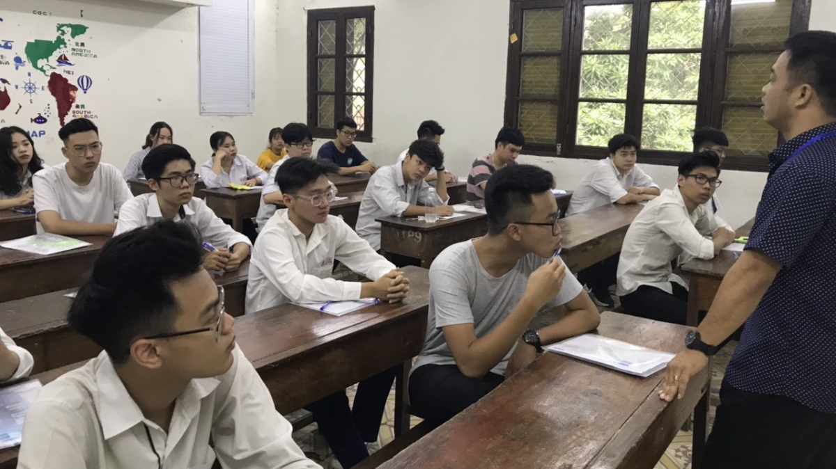 Thí sinh dự thi môn Toán trong chiều 25/6. Ảnh: Thu Hằng.