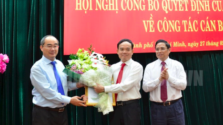 Trưởng ban Tổ chức Trung ương Phạm Minh Chính (phải) và Bí thư Thành ủy Tp.HCM Nguyễn Thiện Nhân (phải) chúc mừng ông Trần Lưu Quang trên cương vị mới.