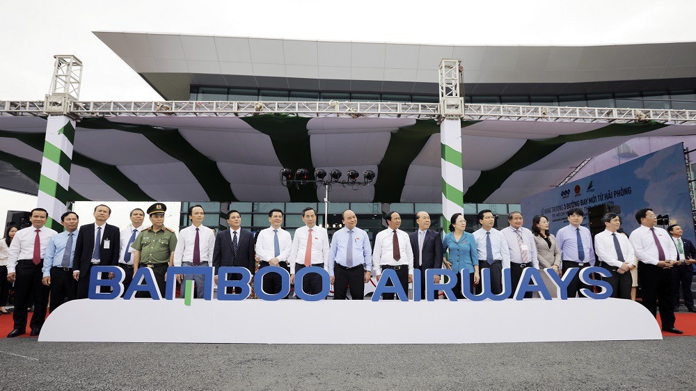 Thủ tướng Chính phủ Nguyễn Xuân Phúc, đại diện lãnh đạo UBND thành phố Hải Phòng, Tập đoàn FLC và Hãng hàng không Bamboo Airways tại lễ khai trương 3 đường bay từ Hải Phòng đi Quy Nhơn, Tp.HCM, Cần Thơ. 