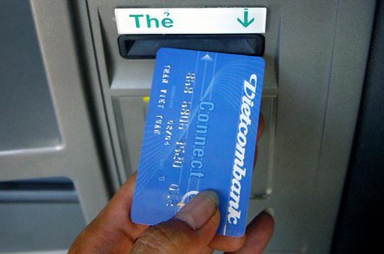 Ngân hàng Ngoại thương (Vietcombank) cho biết đã có kế hoạch chuẩn bị chi tiết để hệ thống ATM đón một cái tết suôn sẻ - Ảnh: Việt Tuấn.