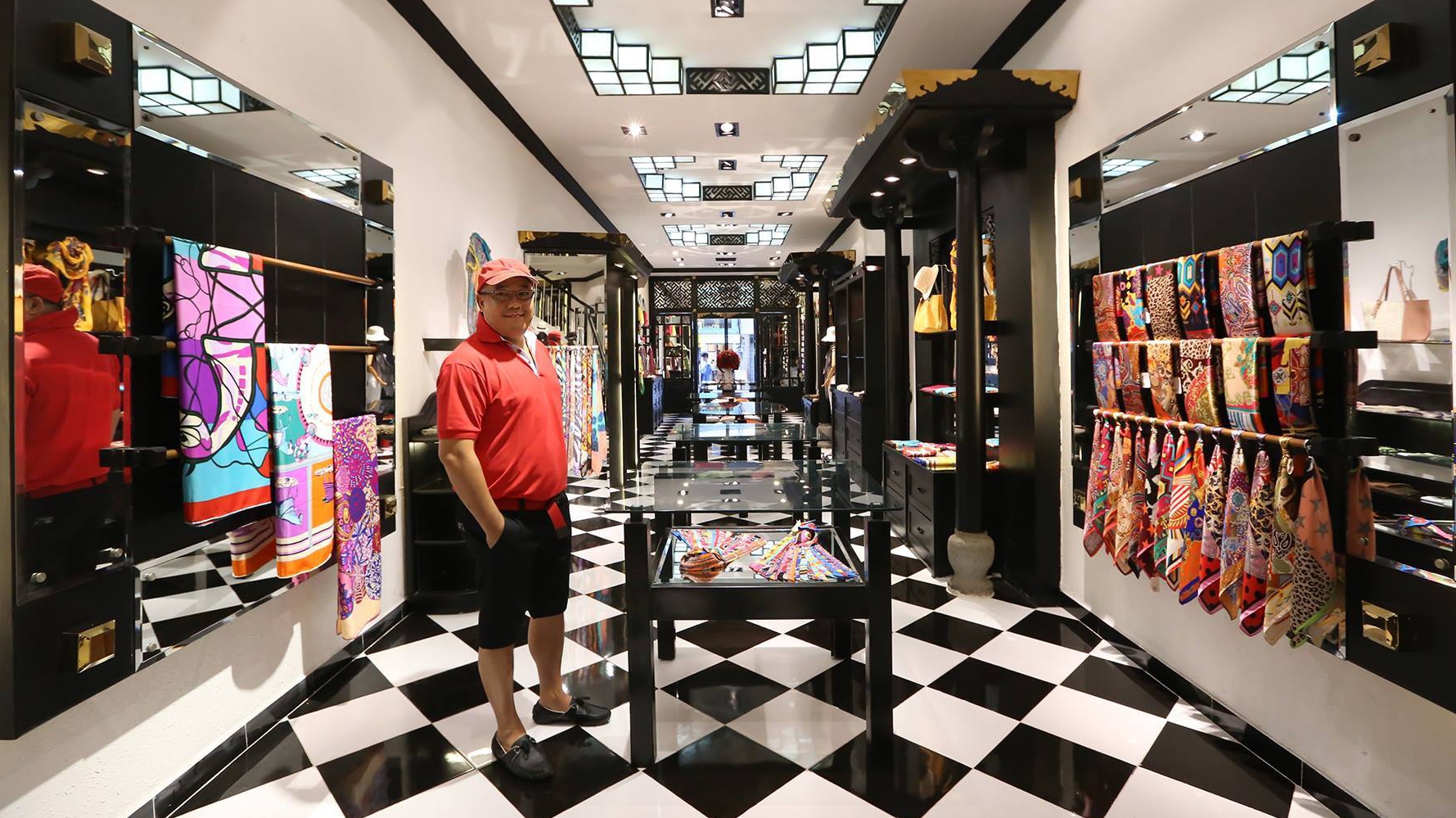 Doanh nhân Hoàng Khải tại một trong những cửa hàng mang thương hiệu Khaisilk.