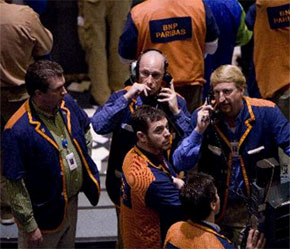 Động thái này của FED càng làm đồng USD thêm mất giá so với Euro, khiến vàng càng hấp dẫn hơn trong mắt giới đầu tư như một mặt hàng chiến lược đề phòng lạm phát gia tăng - Ảnh: Bloomberg.