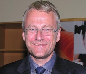 Ông Knut Joerstad.