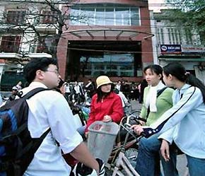 Học viên của SITC tụ tập trước cửa trung tâm này sau khi SITC đột nhiên đóng cửa đầu năm 2006 - Ảnh: TT.