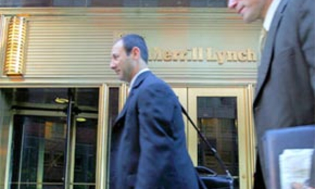Trước trụ sở Merrill Lynch, tập đoàn đầu tư tài chính lớn tại Mỹ - Ảnh: Bloomberg.