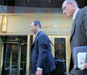 Trước trụ sở Merrill Lynch, tập đoàn đầu tư tài chính lớn tại Mỹ - Ảnh: Bloomberg.