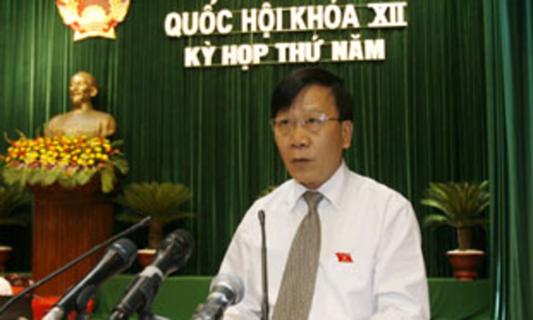 Chủ nhiệm Ủy ban Pháp luật Nguyễn Văn Thuận báo cáo giải trình về chương trình xây dựng luật năm 2010 - Ảnh: TTXVN.