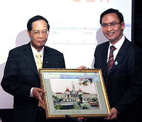 Ông Vijit Supinit, Chủ tịch Sở Giao dịch chứng khoán Thái Lan (bên trái) nhận quà lưu niệm của phía chủ nhà.