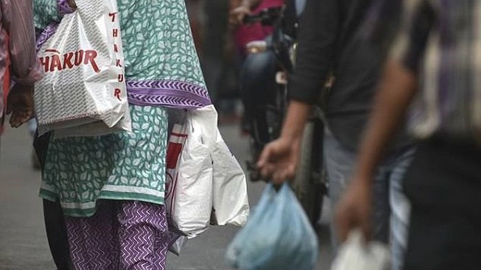 Các đơn vị kinh doanh đường phố nhỏ hay bán hàng rong ở chợ của Ấn Độ phụ thuộc rất nhiều vào túi nilon để gói sản phẩm.