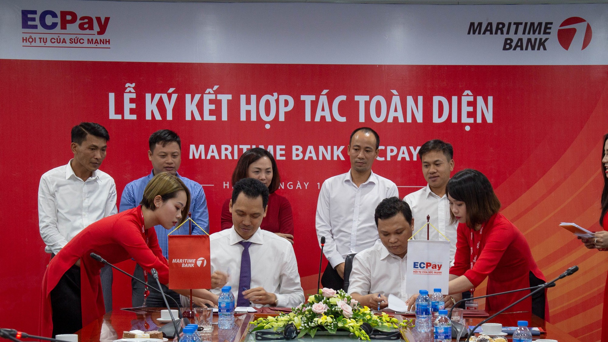 Ông Huỳnh Bửu Quang - Tổng giám đốc Maritime Bank và ông Bùi Đức Bình Dương  - Tổng giám đốc ECPay thực hiện ký kết hợp tác chiến lược.