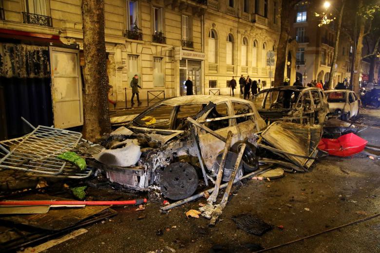 Paris tính ban bố tình trạng khẩn cấp sau cuộc bạo loạn cuối tuần - Ảnh 12.