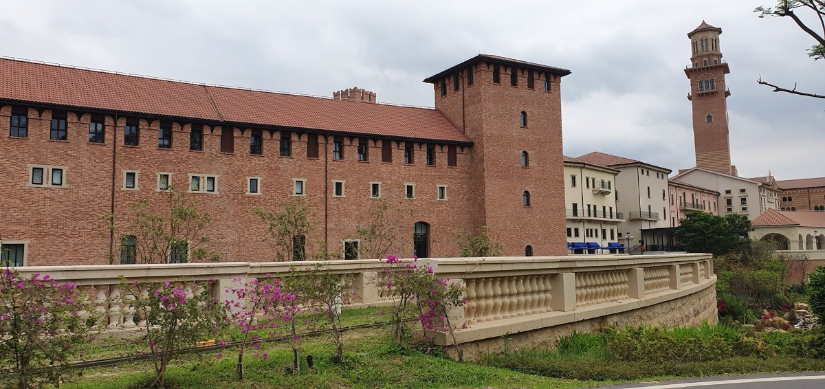 Cận cảnh khu trụ sở 2 tỷ USD mang phong cách châu Âu của Huawei - Ảnh 4.