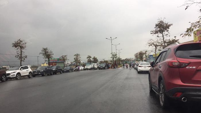 Những hàng xe dài đổ về các dự án trên đường Võ Nguyên Giáp, khu vực phường Phú Hài.