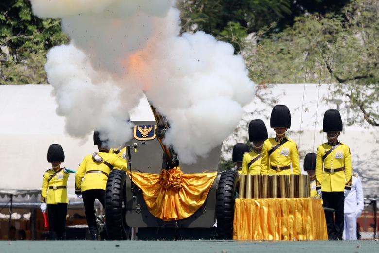 Vua Vajiralongkorn của Thái Lan chính thức đăng quang - Ảnh 12.