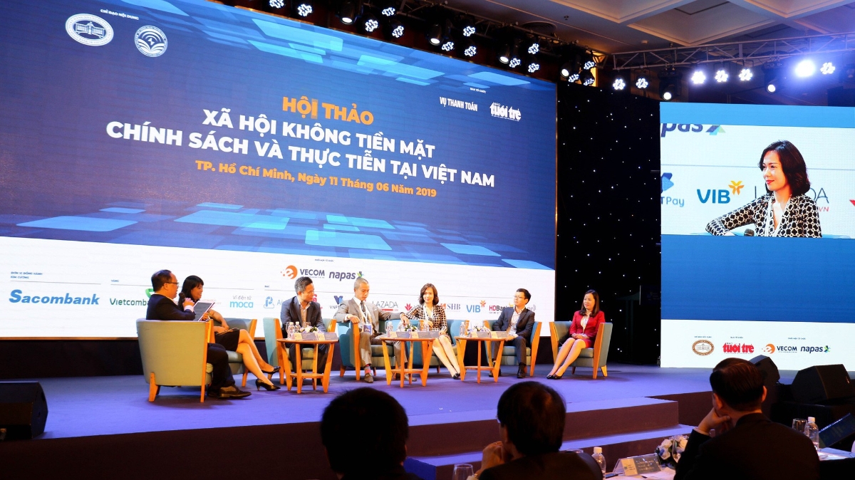 Các diễn giả tại hội thảo "Xã hội không tiền mặt: Chính sách và thực tiễn tại Việt Nam".