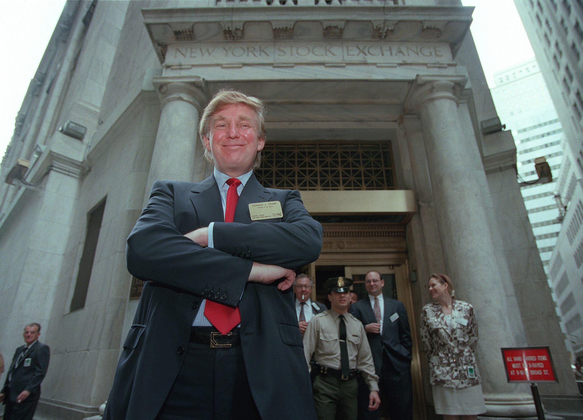Sau sự kiện niêm yết cổ phiếu, ông Trump chụp ảnh bên ngoài Sàn Chứng khoán New York vào ngày 7/6/1995 - Ảnh: AP.