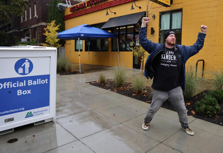 Một cử tri ở Oregon vui mừng sau khi bỏ phiếu xong - Ảnh: Reuters.