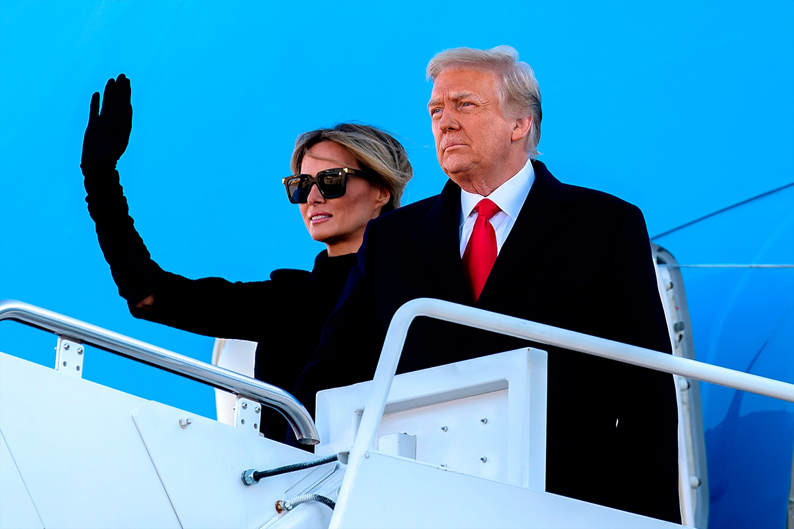 Ông Trump và phu nhân vẫy chào trước khi lên máy bay Air Force One rời Nhà Trắng. Ông Trump trở thành tổng thống mãn nhiệm đầu tiên trong 150 năm qua không tham dự lễ nhậm chức của người kế nhiệm - Ảnh: AP