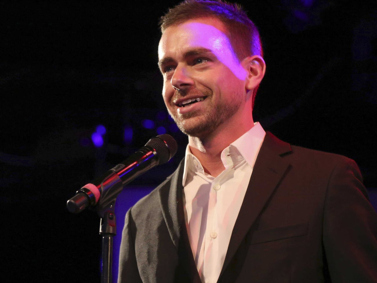 Twitter niêm yết cổ phiếu vào năm 2013, đưa Dorsey trở thành tỷ phú chỉ sau vài giờ. Năm 2014, Forbes thống kê giá trị tài sản của ông đạt 2,2 tỷ USD. Tính tới tháng 3/2021, ông sở hữu tài sản 5,1 tỷ USD. Ông nhận lương 1,4 USD cho vị trí CEO công ty - Ảnh: AP