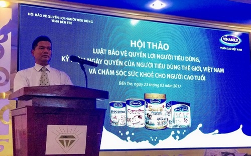Ông Trần Hữu Định - Giám đốc kinh doanh miền Tây Vinamilk chia sẻ với người cao tuổi những thông tin về công ty tại Bến Tre.
