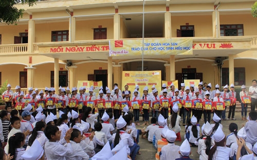 Chương trình “Tôn Hoa Sen - Cùng em đi học” là một hoạt động giàu giá trị nhân văn của “Giải xe đạp quốc tế VTV - Cúp Tôn Hoa Sen 2016”.