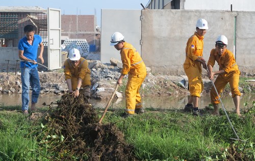  Toàn thể cán bộ công nhân viên đã phối hợp với các đồng nghiệp của công
 ty dịch vụ khí, Petrosetco và PVS đang công tác tại trung tâm phân phối
 khí Tiền Hải, Thái Bình đồng loạt ra quân “Làm sạch nguồn nước quanh 
trung tâm phân phối khí Tiền Hải”. 