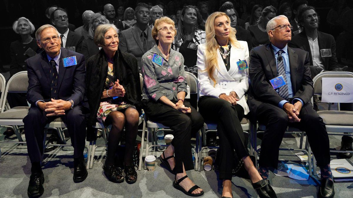 Từ trái sang phải: Jim Walton, Alice Walton, vợ của Jim - Lynne McNabb Walton, vợ của Rob Walton - Melani Lowman Walton và Rob Walton - Ảnh: Bloomberg.
