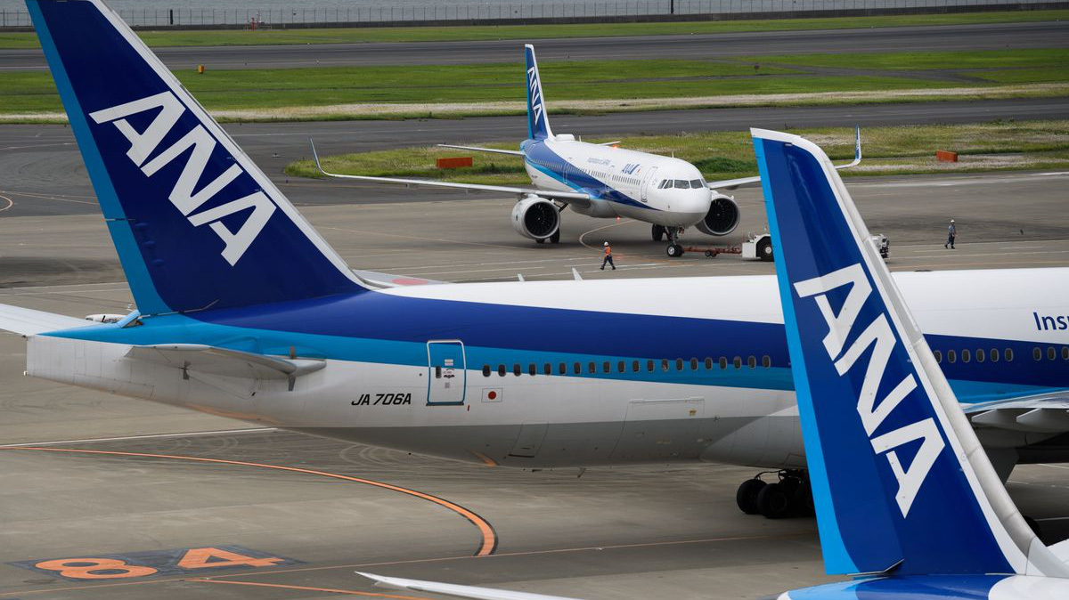 ANA và JAL đang khai thác lần lượt 19 và 13 chiếc Boeing 777 với cùng động cơ Pratt & Whitney PW4000 gặp sự cố bốc cháy của United Airlines - Ảnh: NHK