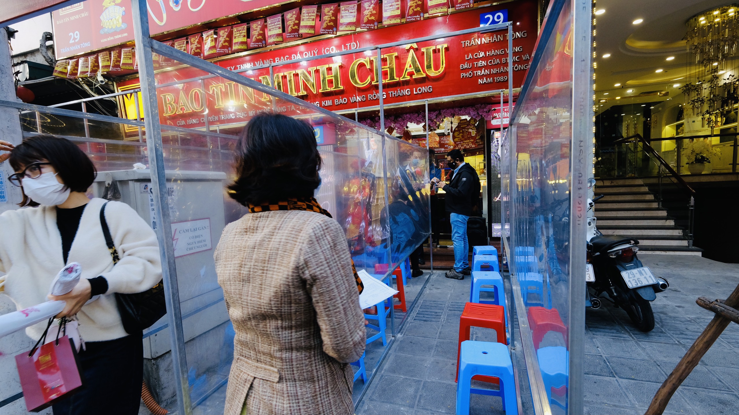 Những vách ngăn giãn cách đã được các cửa hàng lắp đặt trước 1 - 2 ngày để bảo đảm an toàn phòng dịch. Ảnh: Phương Thảo