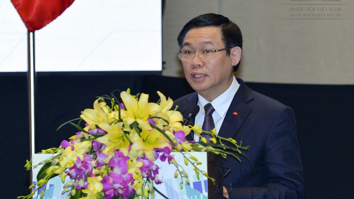 Sự phát triển bùng nổ của Internet và ứng dụng công nghệ thông tin, theo Phó thủ tướng, đã tạo ra sự kết nối mạnh mẽ chưa từng có và mang đến nhiều cơ hội cho cộng đồng doanh nghiệp.