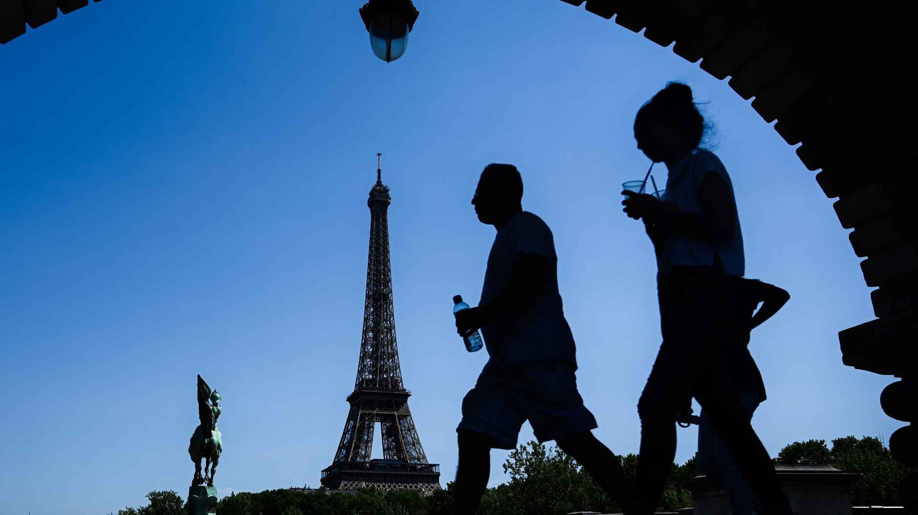 Chính phủ Pháp đã phát đi báo động đỏ tại 19 quận của Paris và dự báo nhiệt độ có thể lên tới 42 - 43 độ tại các khu vực khác của nước này - Ảnh: Getty Images.