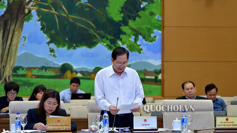 Bộ trưởng Bộ Nội vụ Lê Vĩnh Tân trình bày tờ trình.