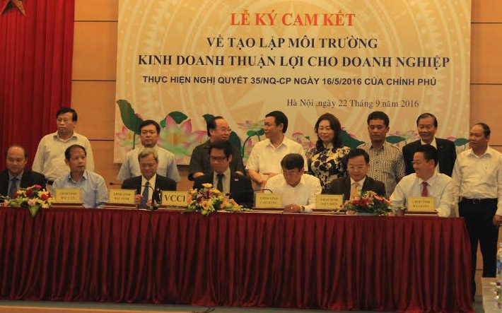 <span style="font-family: 'Times New Roman'; font-size: 15px;">18 chủ tịch và 3 phó chủ tịch của 21 tỉnh  đã ký cam kết với Phòng Thương mại và công nghiệp Việt Nam về việc tạo lập môi trường kinh doanh thuận lợi cho các doanh nghiệp.</span>