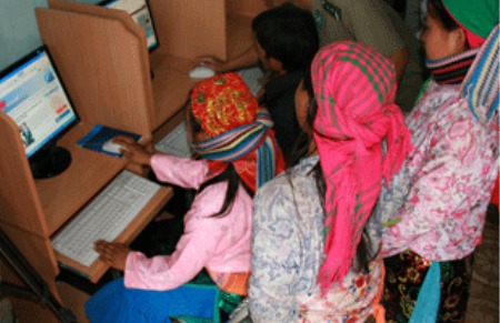 Thanh niên dân tộc xã Lũng Cú đang được chiến sỹ biên phòng hướng dẫn sử dụng Internet - Ảnh: Đức Hiệp.