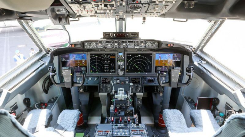 Để đáp ứng nhu cầu lớn, các hãng hàng không và nhà sản xuất máy bay như Airbus và Boeing đã thành lập nhiều trung tâm đào tạo phi công. 