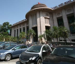 Phía trước trụ sở Ngân hàng Nhà nước - Ảnh: Việt Tuấn.