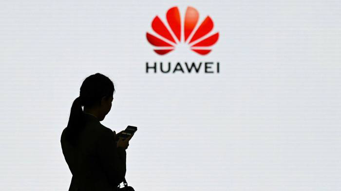 Huawei muốn đẩy nhanh tự sản xuất chíp vào đầu năm sau - động thái mang tính sống còn với mảng kinh doanh cơ sở hạ tầng viễn thông  của công ty này - Ảnh: AFP/Getty.