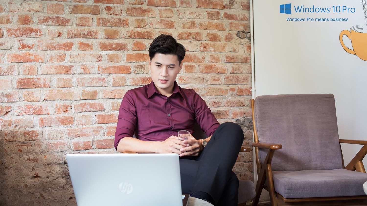 So với thế hệ thứ 4, HP ProBook 430 G5 không chỉ được nâng cấp lên BXL thế hệ mới từ Intel, ProBook 430 G5 còn được HP điều chỉnh lại thiết kế tổng thể nhìn hài hòa và sang trọng hơn.