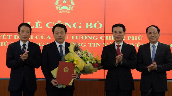 Ông Nguyễn Huy Dũng (thứ hai từ trái qua) nhận Quyết định bổ nhiệm Thứ trưởng Bộ Thông tin và Truyền thông chiều ngày 17/11.