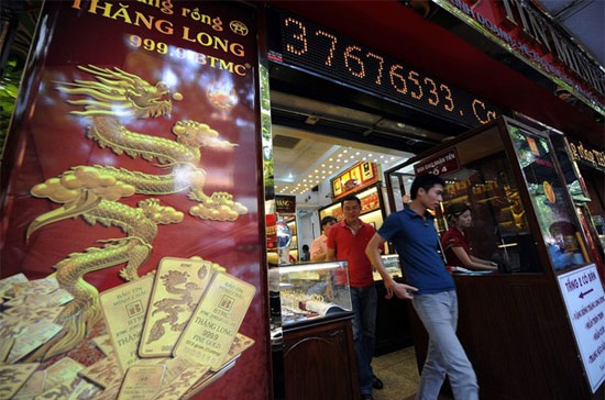 Giá vàng trong nước giảm mạnh trong phiên giao dịch sáng nay, thị trường ngoại tệ cũng đảo chiều.