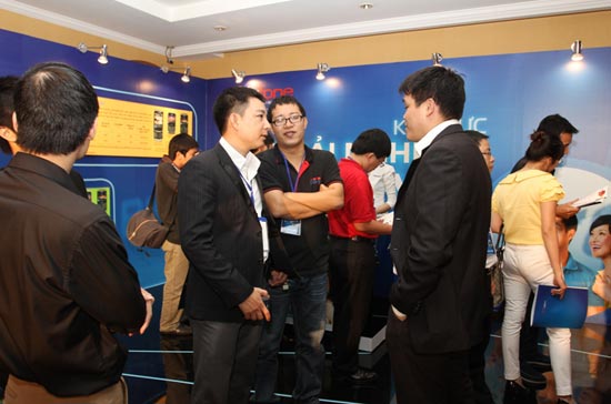 Doanh nhân trải nghiệm dịch vụ BlackBerry của MobiFone ngày ra mắt.
