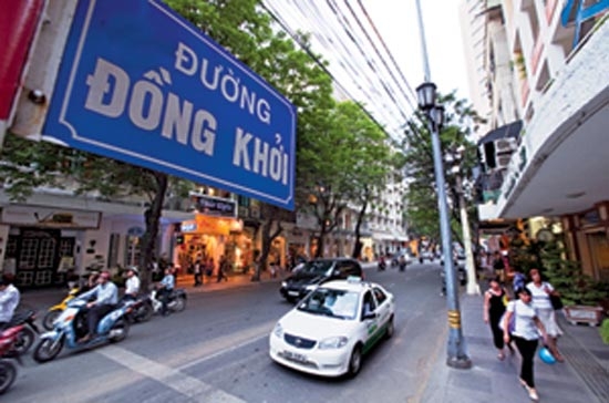 Đường Đồng Khởi, quận 1 (Tp.HCM) là con đường có giá trị bất động sản, giá trị thuê mặt bằng kinh doanh cao nhất thành phố. Tuy nhiên, muốn đầu tư nhà ở đây để cho thuê sinh lợi thì vốn phải rất lớn - Ảnh: Lê Quang Nhật.