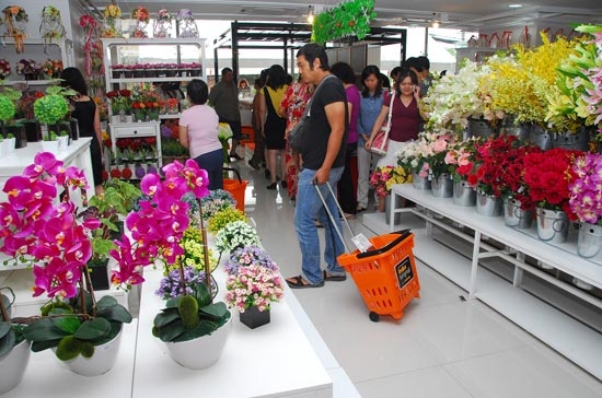 Bằng cách bày trí mô phỏng không gian sống động (room-setting), khách hàng sẽ hoàn toàn bị thuyết phục bởi phong cách tạo mẫu nội thất mang dấu ấn riêng và độc quyền của các nhà thiết kế hàng đầu thế giới từ Đức, Ý, Anh, Pháp, Thái Lan…