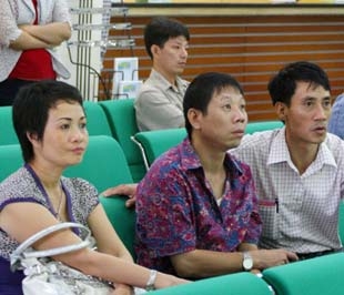 Ở phiên hôm nay, ngoài bối cảnh khó khăn chung, thị trường chờ đợi có một dòng chảy mới, liên quan đến thông tin mới ngoài sàn. Đó là đề xuất và kế hoạch tăng giá điện khá mạnh từ năm 2009 đang được đặt ra - Ảnh: Việt Tuấn.