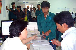 Có ý kiến cho rằng nên thống nhất một thời điểm tăng lương, nếu tăng vào hai thời điểm thì tạo hiệu ứng tăng giá cả sinh hoạt hai lần - Ảnh: NLĐ.