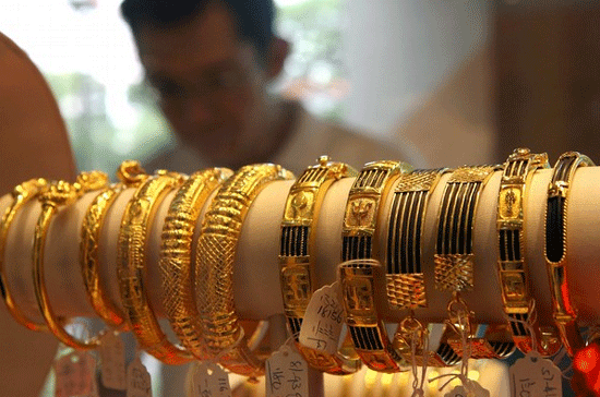 Trang sức vàng bày bán trong một cửa hiệu ở Singapore. So với USD, vàng đang tỏ ra chậm chân hơn trong việc tăng cường vai trò “hầm trú ẩn” - Ảnh: Getty.