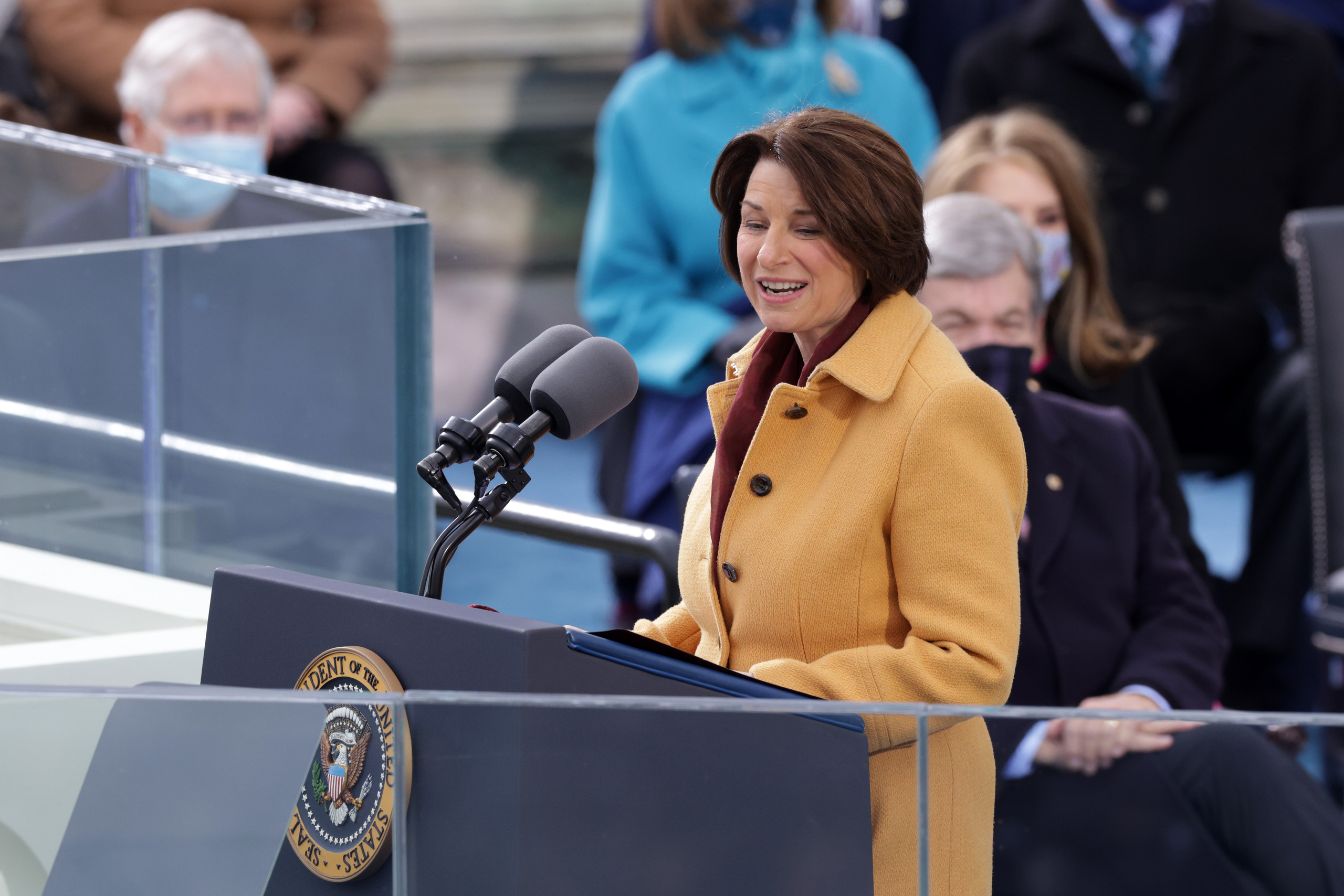 Thượng nghị sĩ Amy Klobuchar, đồng chủ trì lễ nhậm chức của ông Joe Biden, có bài phát biểu mở đầu sự kiện. 