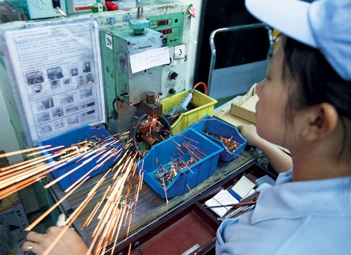 Thu hút vốn đầu tư nước ngoài được xem là một nguồn bù đắp thâm hụt thương mại. Trong ảnh: gia công đồ điện gia dụng tại một doanh nghiệp có vốn đầu tư nước ngoài - Ảnh: Lê Quang Nhật.