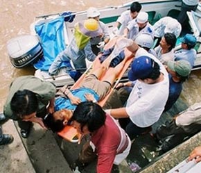 Đưa nạn nhân sập cầu đi cấp cứu - Ảnh: AP.