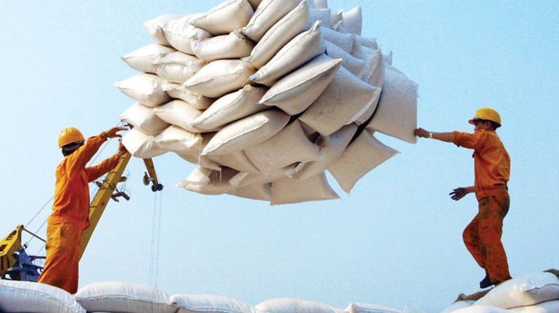 Nguyên nhân các doanh nghiệp Việt Nam bỏ giá cao hơn các doanh nghiệp Thái Lan là vì, tại thời điểm ngày 22/5, giá gạo Việt Nam loại 5% tấm là 460 USD/tấn, loại 25% tấm là 445 USD/tấn.